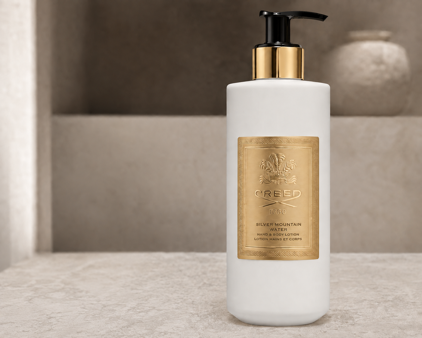 Creed-Körperlotion auf einer hellen Steinablage.