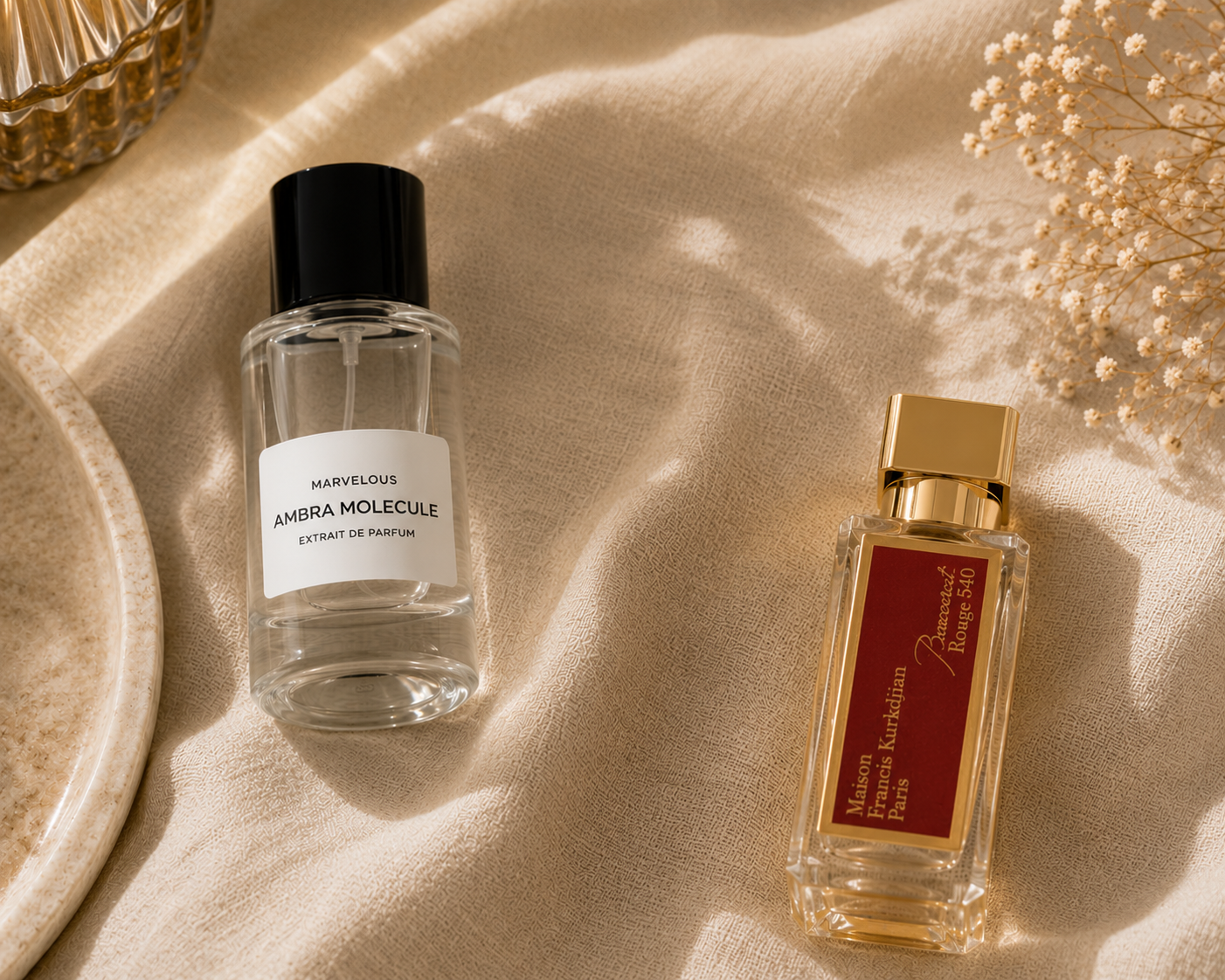 Luxusparfums auf beigem Leinen: Marvelous Ambra Molecule Extrait de Parfum und Maison Francis   Kurkdjian Baccarat Rouge 540 neben Trockenblumen