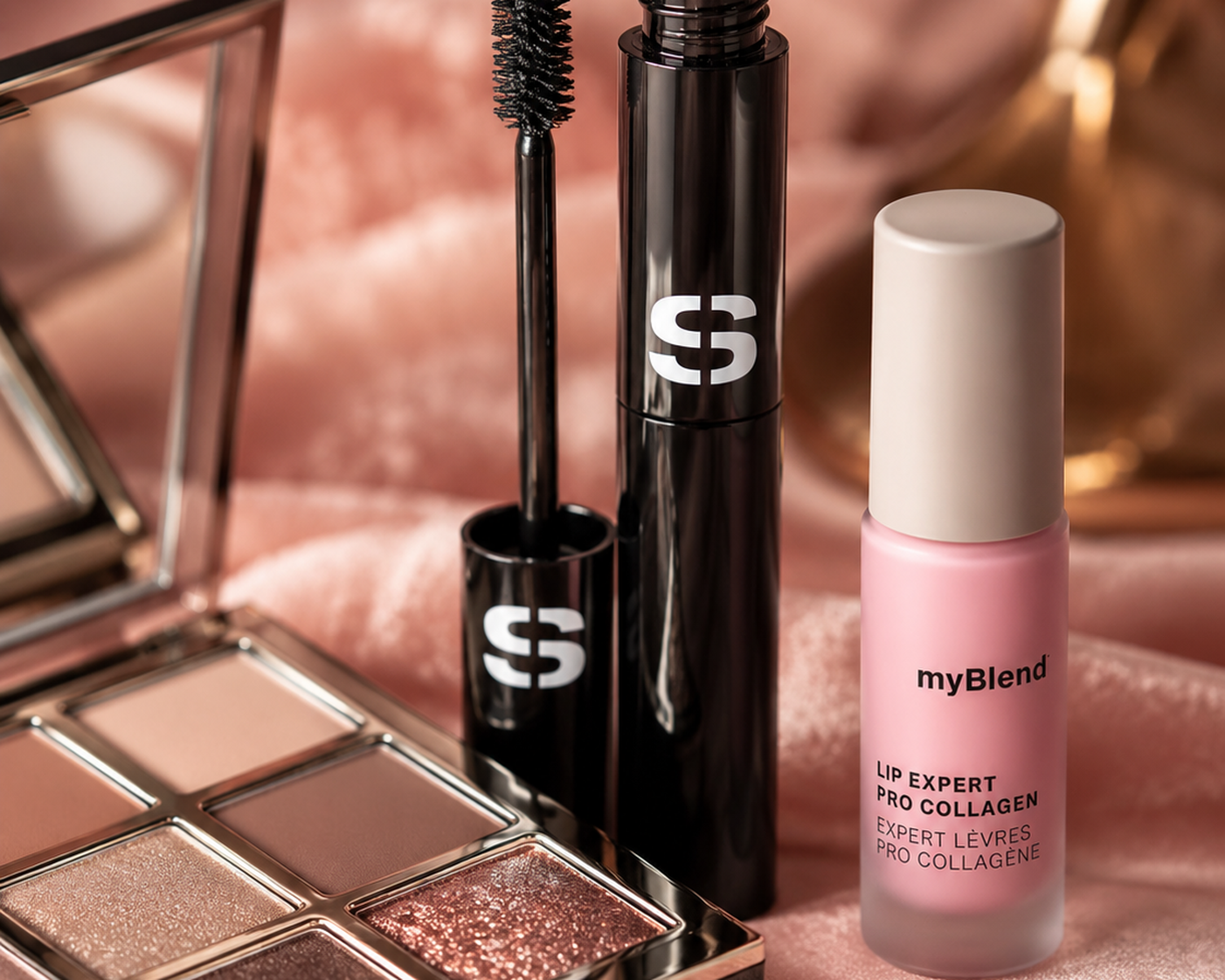 Sisley Mascara, Lidschatten-Palette in Nude- und Roségold-Tönen und myBlend Lip Expert Pro   Collagen auf rosa Seide