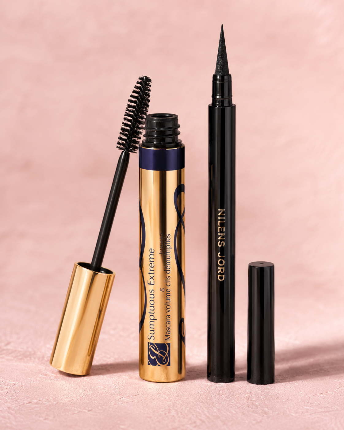 Produktfotografie einer offenen Maskara neben einem Eyeliner