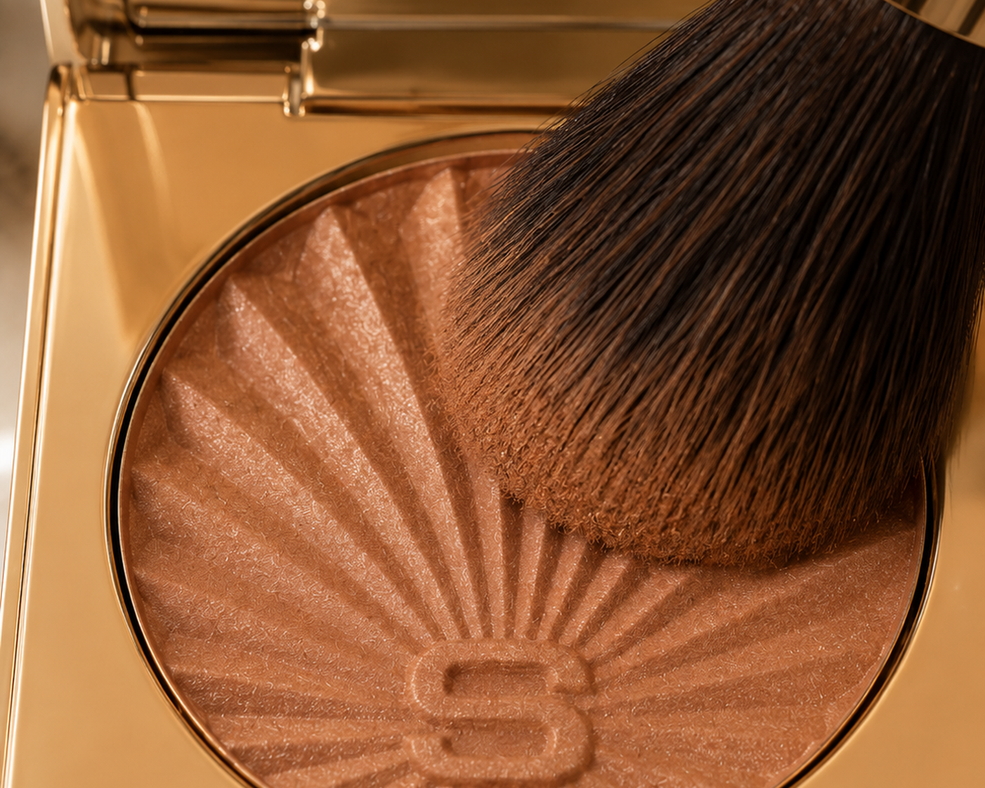 Close-up Produktfoto eines Pinsels der Bronzer aufnimmt