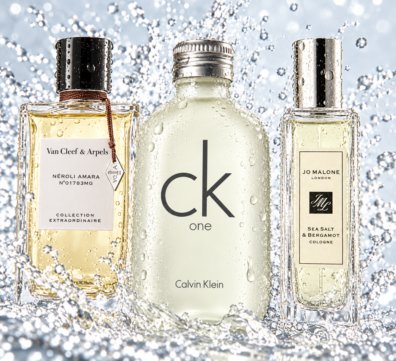 Drei hochwertige Unisex-Düfte von Van Cleef & Arpels, Calvin Klein und Jo Malone stehen aufrecht vor einem frischen Wassersplash mit sichtbaren Tropfen und kühler, spritziger Lichtstimmung.