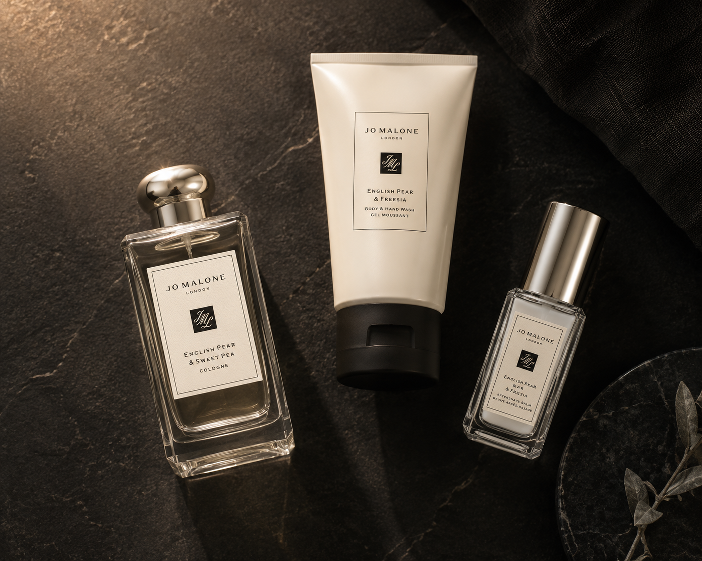 Jo Malone Herren-Set mit English Pear & Sweet Pea Cologne, Body & Hand Wash und Aftershave Balm   auf dunklem Stein
