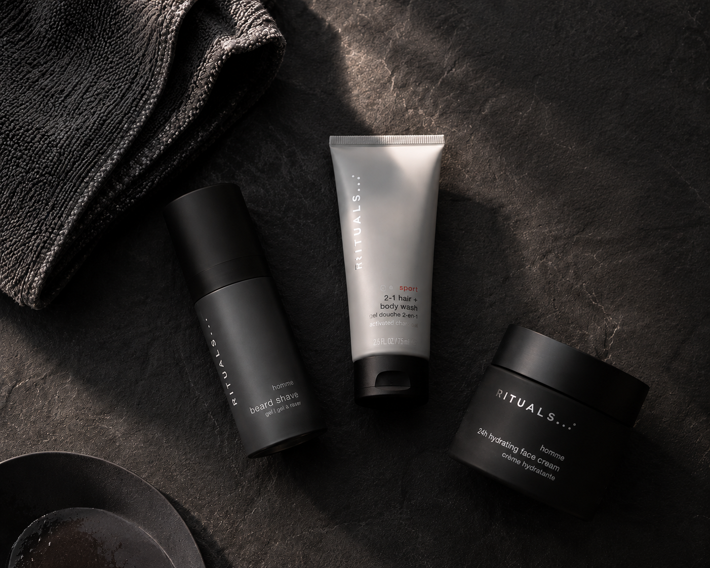 Rituals Homme Herrenpflege mit Bartgel, 2-in-1 Hair & Body Wash und Gesichtscreme auf dunklem   Stein