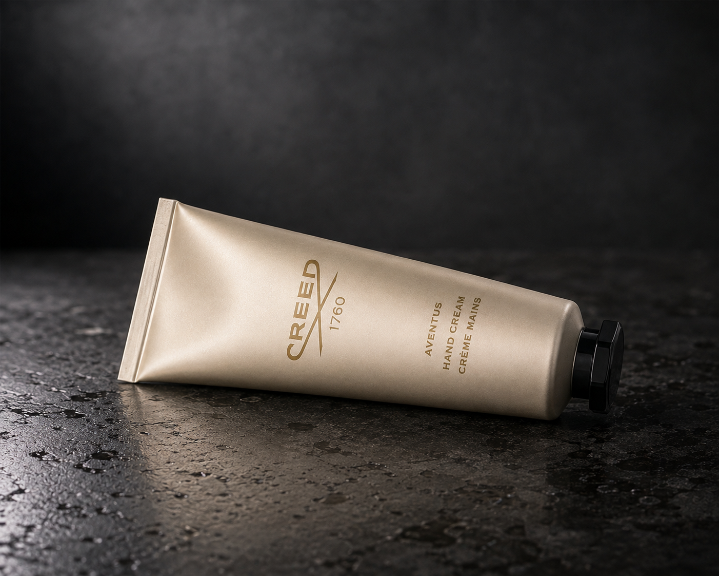 Creed Aventus Hand Cream Tube auf schwarzem Stein