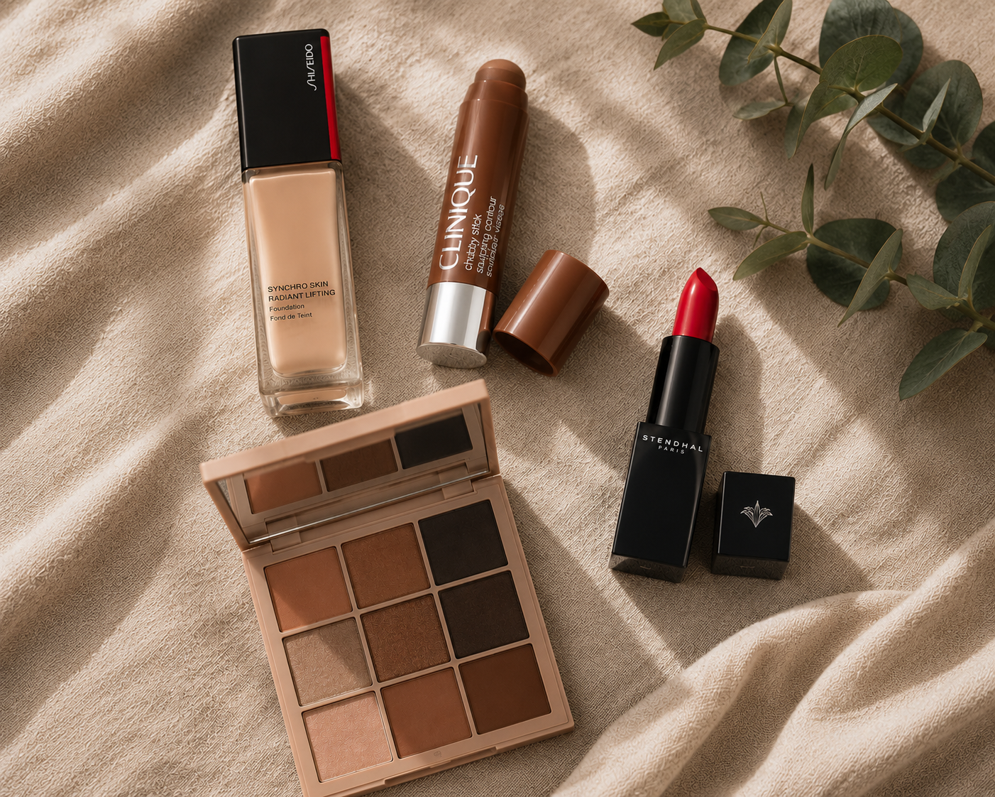 Nachhaltige Make-up Produkte auf einem Leinentuch 