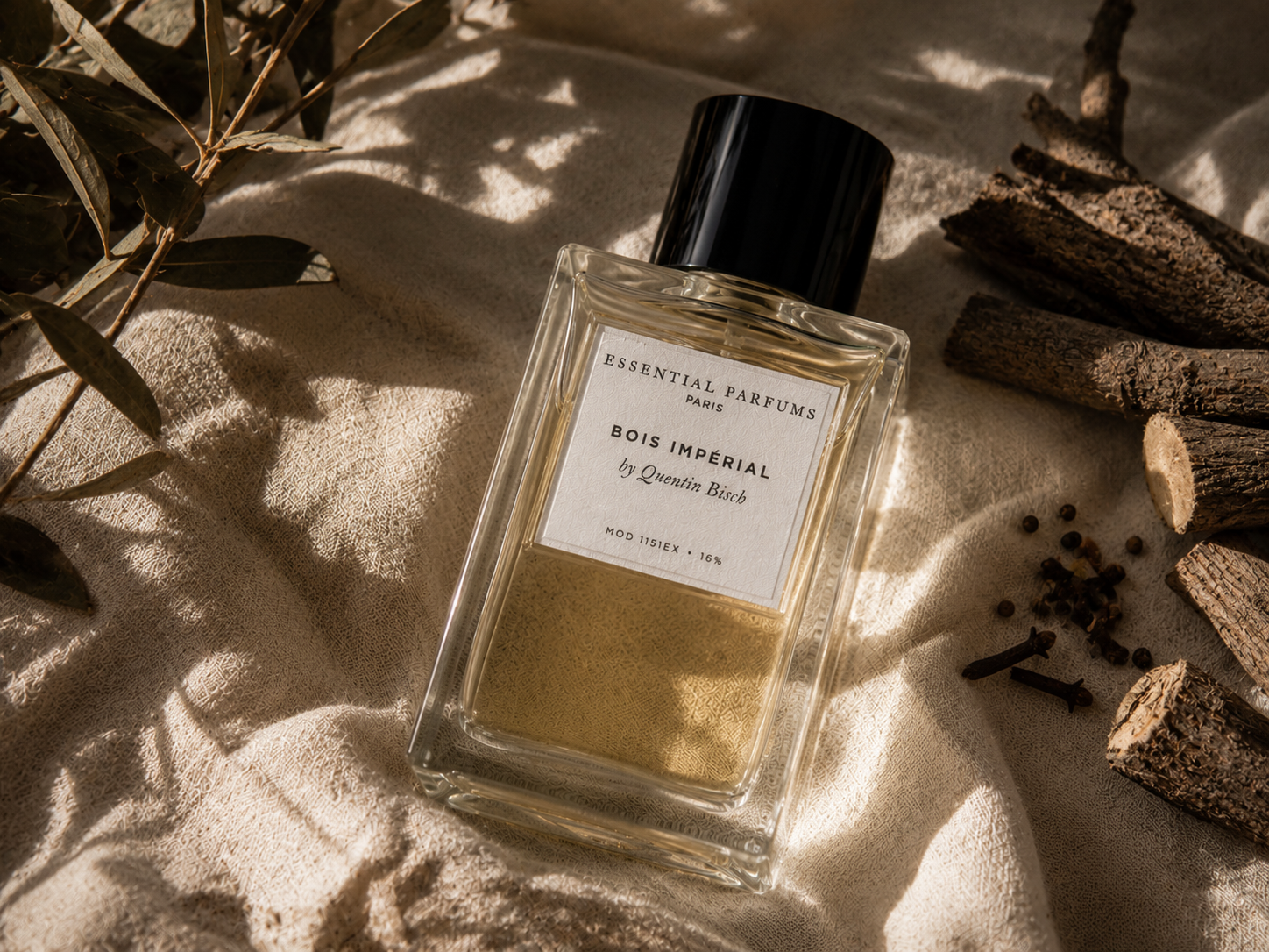 Essential Parfums Bois Impérial by Quentin Bisch zwischen Holzstücken und Gewürzen –   nachhaltiges Parfum