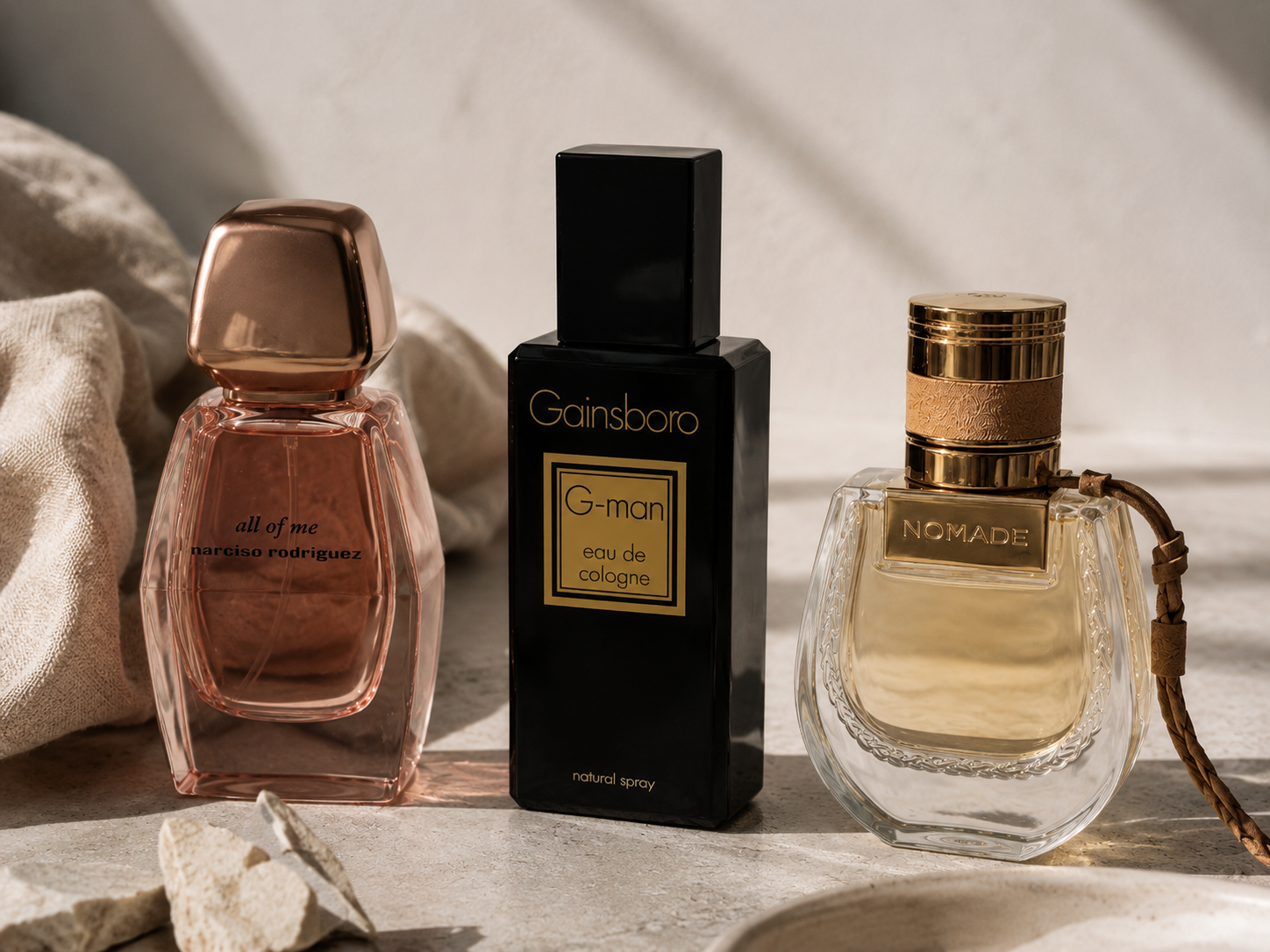 Nachhaltige Parfums nebeneinander aufgestellt